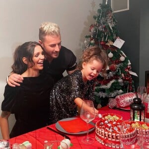 Julia Paredes est mariée à Maxime Parisi. Ensemble, le couple a une petite fille, Luna, et attend un deuxième enfant, un petit garçon.