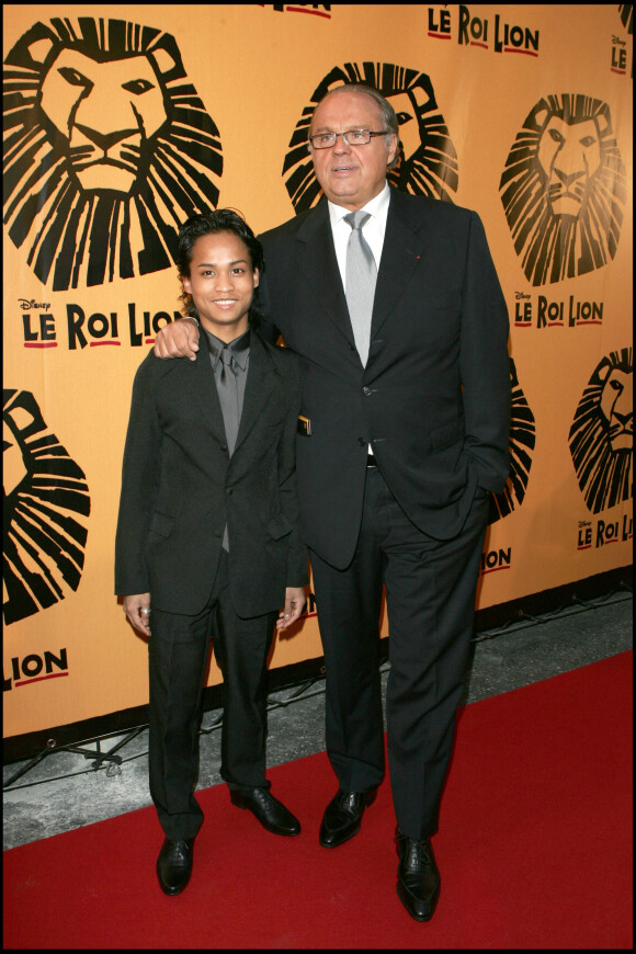 Gérard Louvin et son fils adoptif Kevin - Soirée du spectacle Le Roi Lion à Paris