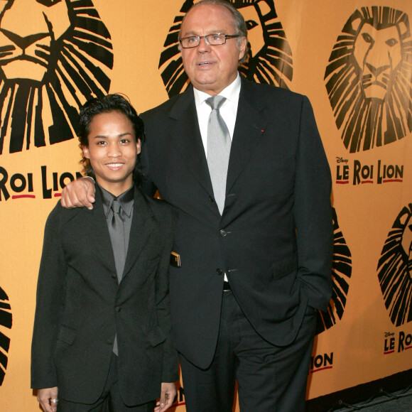 Gérard Louvin et son fils adoptif Kevin - Soirée du spectacle Le Roi Lion à Paris