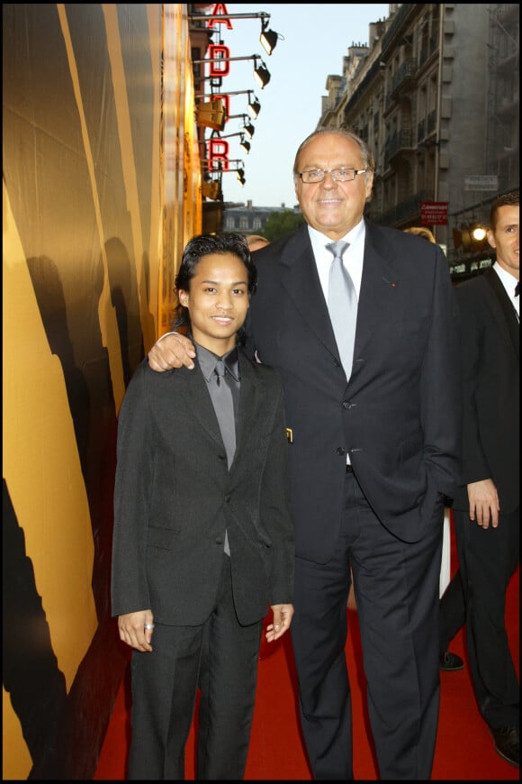 Gérard Louvin et son fils adoptif Kevin - Soirée du spectacle Le Roi Lion à Paris