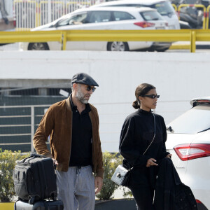 Exclusif - Tina Kunakey et son mari Vincent Cassel arrivent à l'aéroport de Milan lors de la Fashion Week (MLFW). A leur arrivée, un chauffeur vient les chercher en Maserati pour les emmener à leur hôtel. Milan, le 21 septembre 2018.
