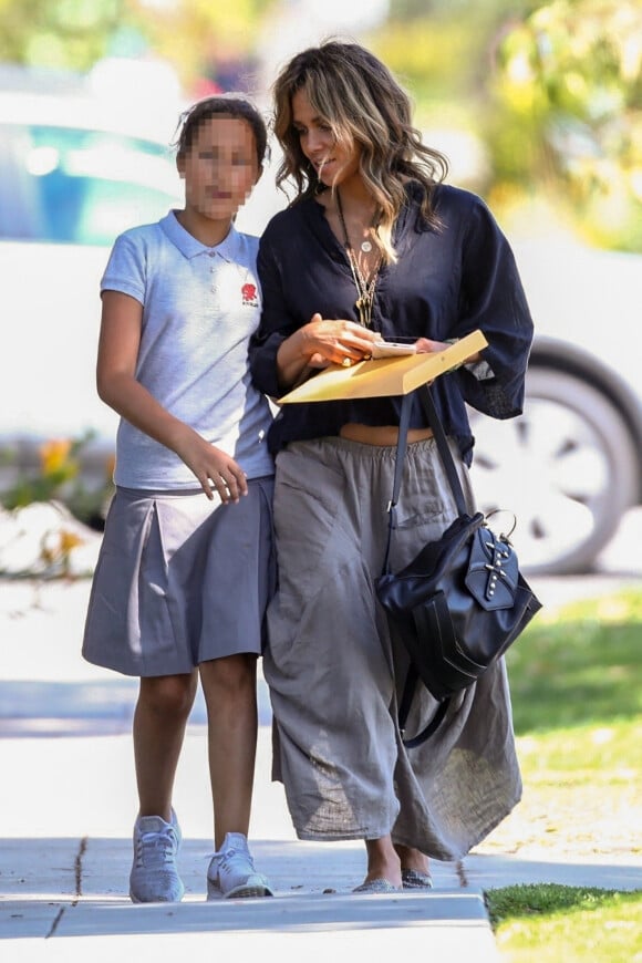 Halle Berry se promène avec sa fille Nahla dans les rues de Santa Monica, Los Angeles, le 28 mai 2019.