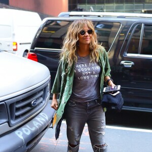 Halle Berry porte un t-shirt avec l'inscription "Here For A Good Time Not A Long Time" dans les rues de New York, le 8 mai 2019.