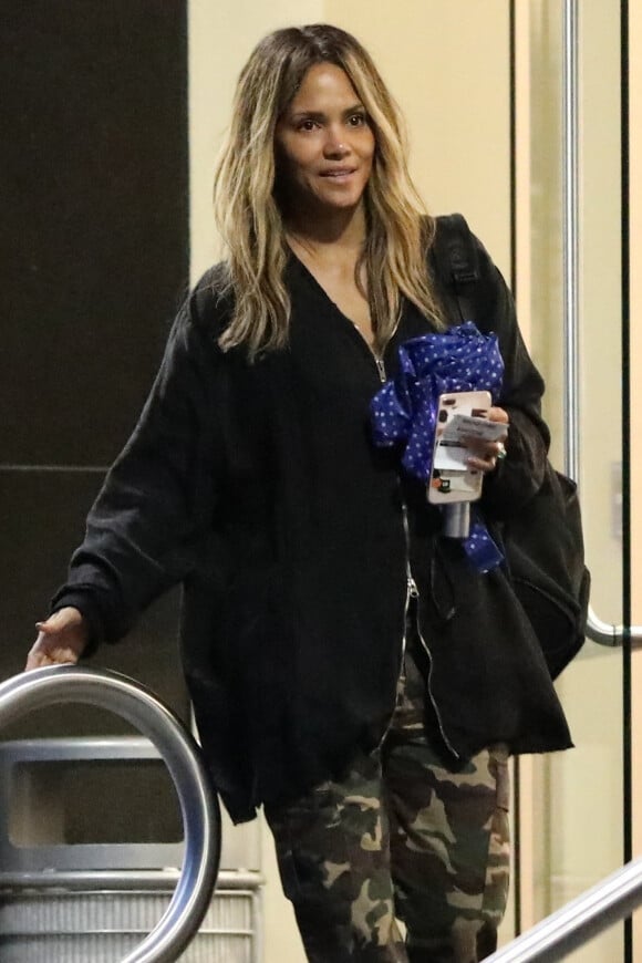 Exclusif - Halle Berry porte un pantalon camouflage pour se rendre à son rendez-vous chez United Talent Agency à Beverly Hills, Los Angeles, le 6 mars 2019 