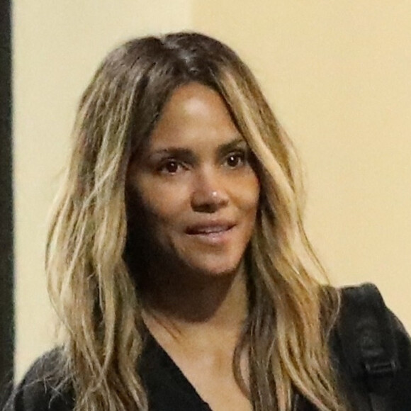 Exclusif - Halle Berry porte un pantalon camouflage pour se rendre à son rendez-vous chez United Talent Agency à Beverly Hills, Los Angeles, le 6 mars 2019 