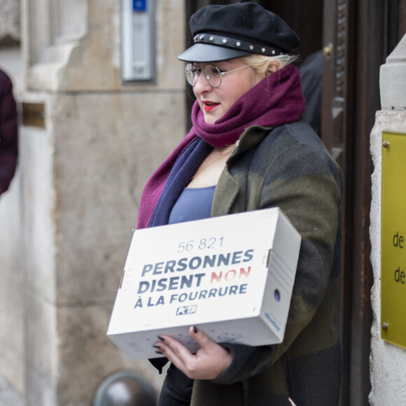 Marilou Berry transmet l'appel anti-fourrure de près de 60 000 soutiens de PETA, en remettant au ministère de l'agriculture une pétition forte de 56 821 signatures demandant la fin de la production de fourrure en France. Paris, le 29 novembre 2019 © Benjamin Gipouloux / Panoramic / Bestimage
