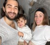 Jesta Hillmann, enceinte d'Adriann, pose avec Benoît et son fils Juliann, février 2021