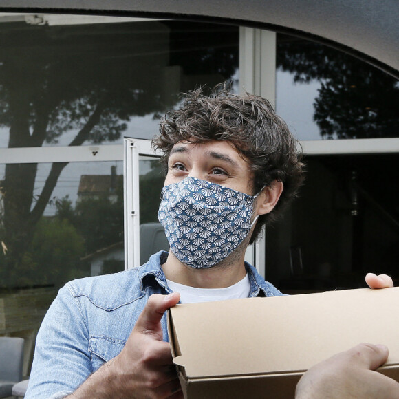 Exclusif - Jérémy Frérot ouvre son restaurant, le Pestacle, au port de La Teste. Le 2 mai 2020. © Patrick Bernard / Bestimage