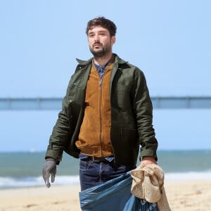 Exclusif - Le chanteur Jérémy Frérot, accompagné d'une trentaine de bénévoles, a décidé de lancer une opération de nettoyage de plages, "Initiatives océanes". Le 3 Mai 2019. © Patrick Bernard/ Bestimage