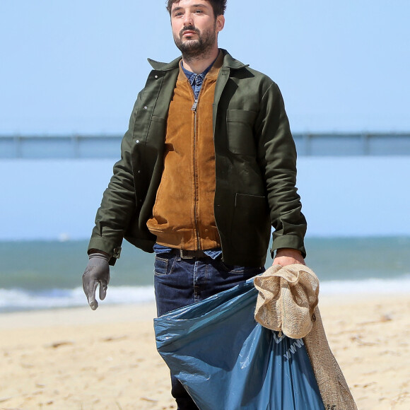 Exclusif - Le chanteur Jérémy Frérot, accompagné d'une trentaine de bénévoles, a décidé de lancer une opération de nettoyage de plages, "Initiatives océanes". Le 3 Mai 2019. © Patrick Bernard/ Bestimage