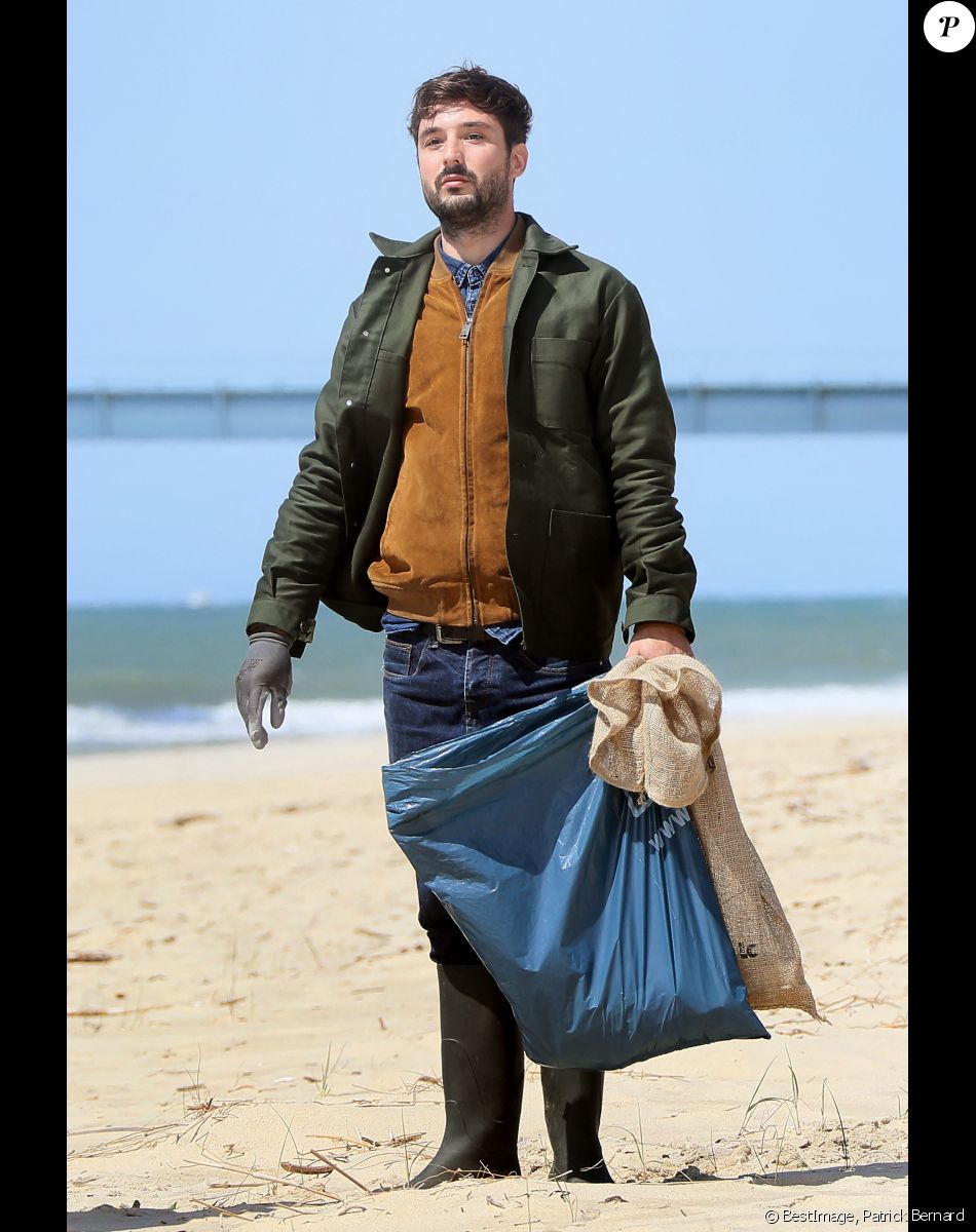Exclusif - Le chanteur Jérémy Frérot, accompagné d'une trentaine de bénévoles, a décidé de lancer une opération de nettoyage de plages, "Initiatives océanes". Le 3 Mai 2019. © Patrick Bernard/ Bestimage