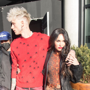 Machine Gun Kelly porte Megan Fox dans ses bras en arrivant aux studios de NBC à New York pour l'enregistrement de l'émission "Saturday Night Live", le 30 janvier 2021.