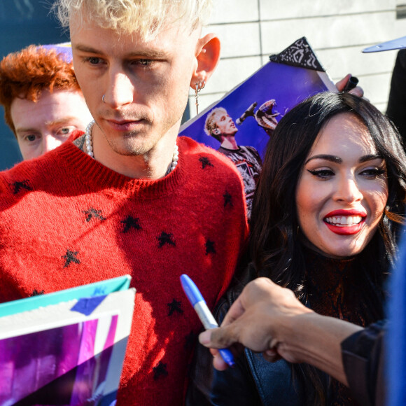 Exclusif - Machine Gun Kelly et sa compagne Megan Fox se rendent à l'émission SNL à New York le 30 janvier 2021. Machine Gun Kelly en a profité pour porter sa compagne dans ses bras en arrivant dans le Rockfeller Center.