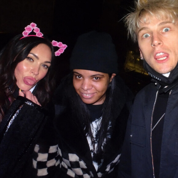 Exclusif - Megan Fox et Machine Gun Kelly se prennent en photo, aux côtés de Vanessa Ellis, à New York, en pleines rumeurs de fiançailles du couple, le 29 janvier 2021. L'actrice de 34 ans a été aperçue avec une bague à l'annulaire gauche. Le rappeur sera l'invité de l'émission "SNL" du 30 janvier 2021.