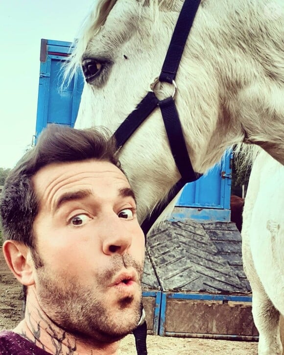 Mathieu de "L'amour est dans le pré" avec un cheval, novembre 2020