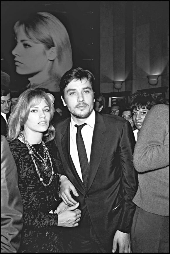 Nathalie et Alain Delon à la première de leur film "Le Samouraï" à Paris en 1967.