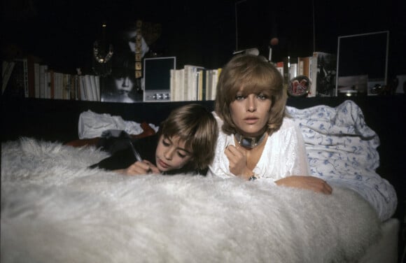 Nathalie Delon et son fils Antony à la fin des années 1960.