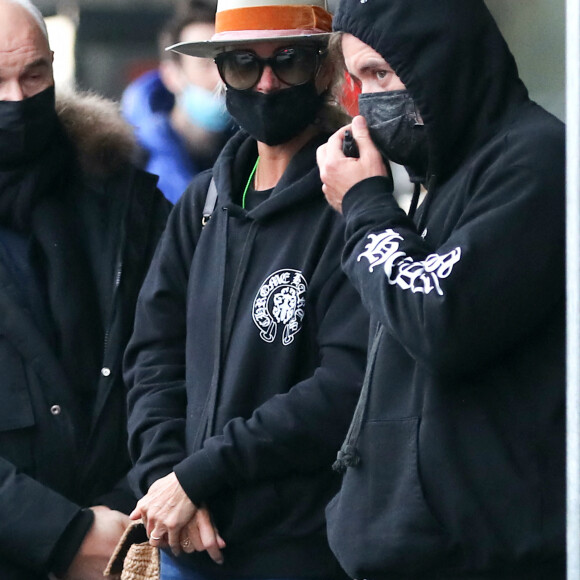 Exclusif - Laeticia Hallyday, ses filles Jade et Joy et son compagnon Jalil Lespert arrivent à Paris en provenance de Saint-Barthélemy, le 19 décembre 2020.