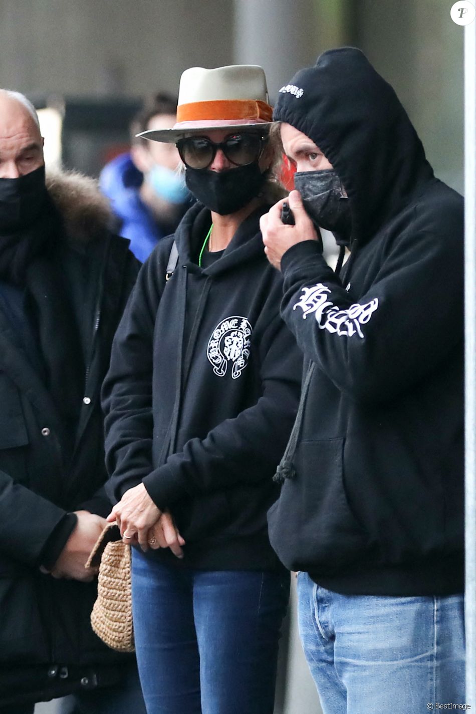 Exclusif - Laeticia Hallyday, ses filles Jade et Joy et son compagnon Jalil Lespert arrivent à Paris en provenance de Saint-Barthélemy, le 19 décembre 2020.