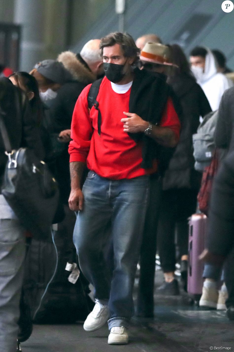 Exclusif- Laeticia Hallyday, ses filles Jade et Joy et son compagnon Jalil Lespert arrivent à Paris en provenance de Saint-Barthélemy, le 19 décembre 2020.