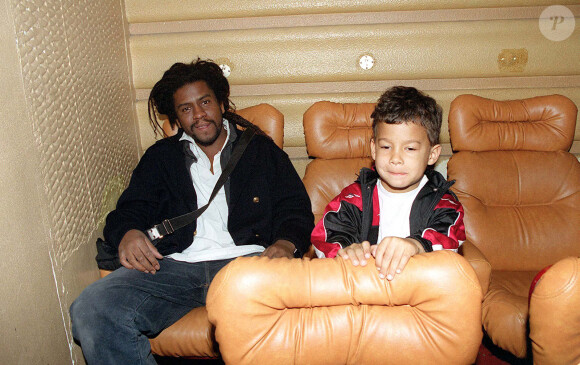 Le chanteur Tonton David, ici avec son fils à la preière du film "Babel", est décédé à l'âge de 53 ans.