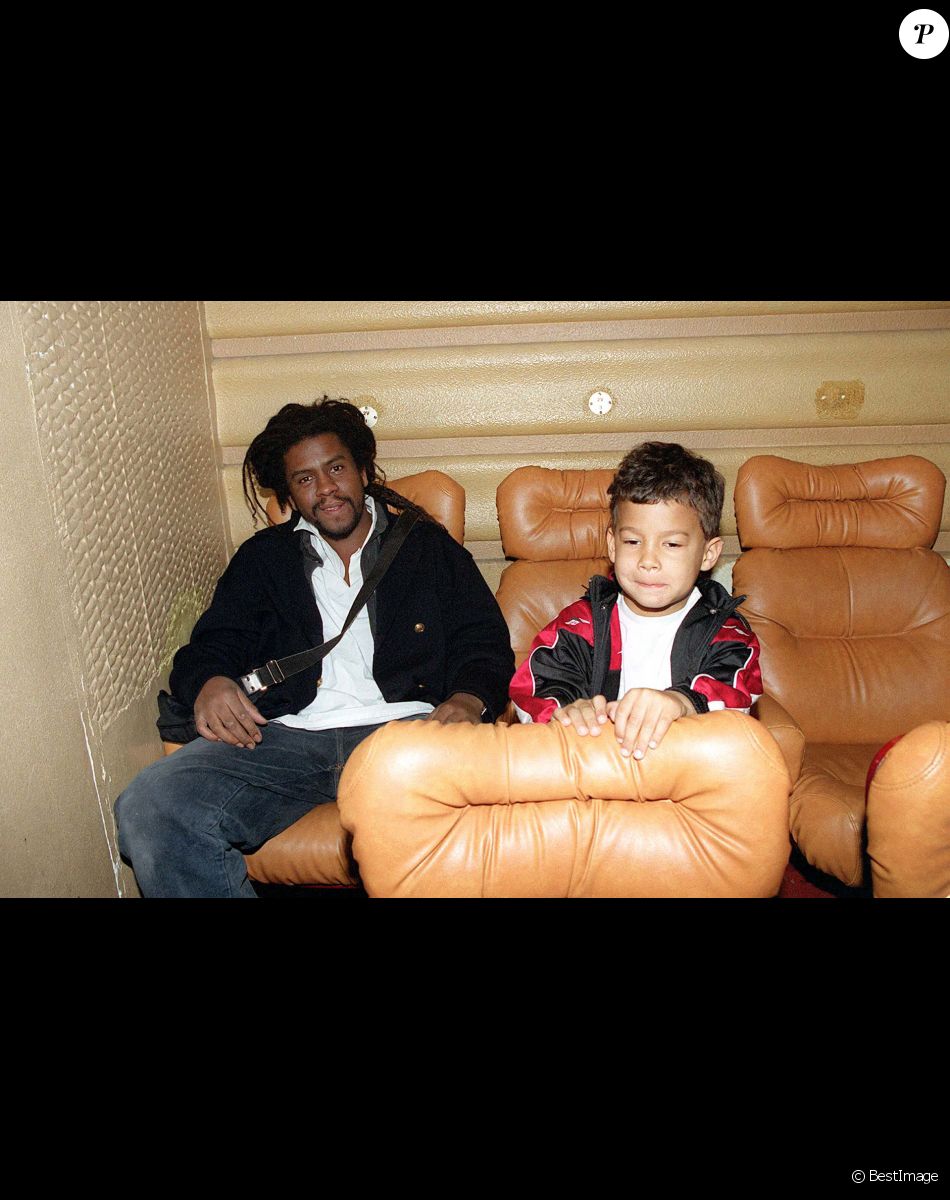 Le chanteur Tonton David, ici avec son fils à la preière du film "Babel", est décédé à l'âge de 53 ans.