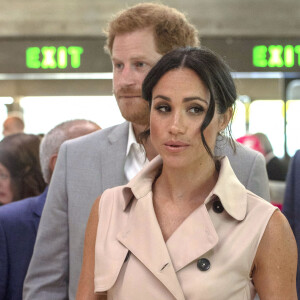 Le prince Harry, duc de Sussex et Meghan Markle, duchesse de Sussex lors de leur visite de l'exposition commémorative de la naissance de Nelson Mandela au centre Southbank à Londres le 17 juillet 2018.