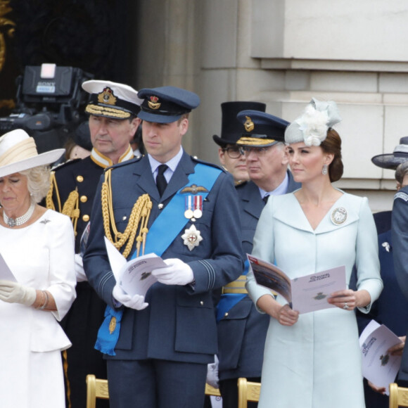 La princesse Anne, Camilla Parker Bowles, duchesse de Cornouailles, le prince William, duc de Cambridge, Kate Catherine Middleton, duchesse de Cambridge, le prince Harry, duc de Sussex, Meghan Markle, duchesse de Sussex (habillée en Dior Haute Couture par Maria Grazia Chiuri) - La famille royale d'Angleterre lors de la parade aérienne de la RAF pour le centième anniversaire au palais de Buckingham à Londres. Le 10 juillet 2018.