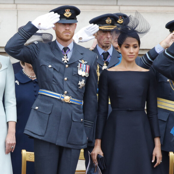 Le prince William, duc de Cambridge, Kate Catherine Middleton, duchesse de Cambridge, le prince Harry, duc de Sussex, Meghan Markle, duchesse de Sussex (habillée en Dior Haute Couture par Maria Grazia Chiuri) - La famille royale d'Angleterre lors de la parade aérienne de la RAF pour le centième anniversaire au palais de Buckingham à Londres. Le 10 juillet 2018.