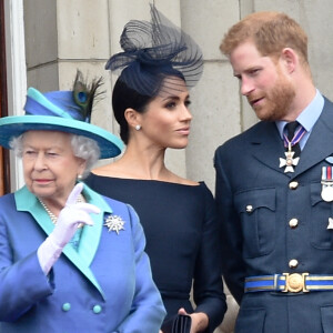 La reine Elisabeth II d'Angleterre, Meghan Markle, duchesse de Sussex (habillée en Dior Haute Couture par Maria Grazia Chiuri), le prince Harry, duc de Sussex - La famille royale d'Angleterre lors de la parade aérienne de la RAF pour le centième anniversaire au palais de Buckingham à Londres.