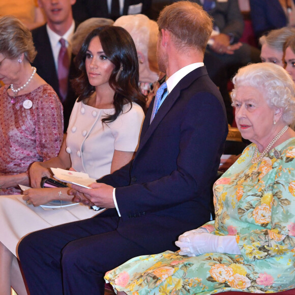 Meghan Markle, duchesse de Sussex, le prince Harry, duc de Sussex, la reine Elisabeth II d'Angleterre - Personnalités à la cérémonie "Queen's Young Leaders Awards" au palais de Buckingham à Londres le 26 juin 2018. 
