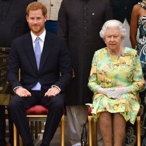 Le prince Harry, duc de Sussex, Meghan Markle, duchesse de Sussex, la reine Elisabeth II d'Angleterre - Personnalités à la cérémonie "Queen's Young Leaders Awards" au palais de Buckingham à Londres le 26 juin 2018. 