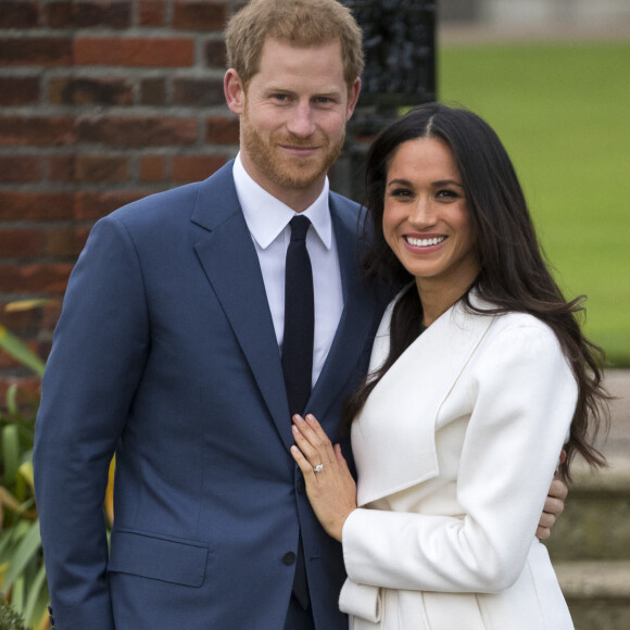 Le Prince Harry et Meghan Markle posent à Kensington palace après l'annonce de leur mariage à Londres.