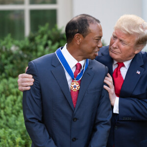 Le président Donald Trump remet la médaille présidentielle de la liberté au golfeur Tiger Wood à la Maison Blanche à Washington le 6 mai 2019.