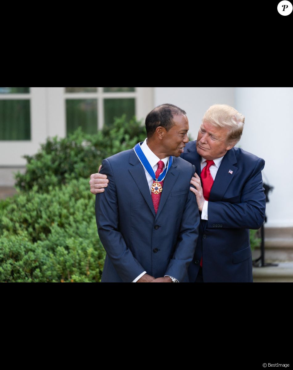 Le président Donald Trump remet la médaille présidentielle de la liberté au golfeur Tiger Wood à la Maison Blanche à Washington le 6 mai 2019.