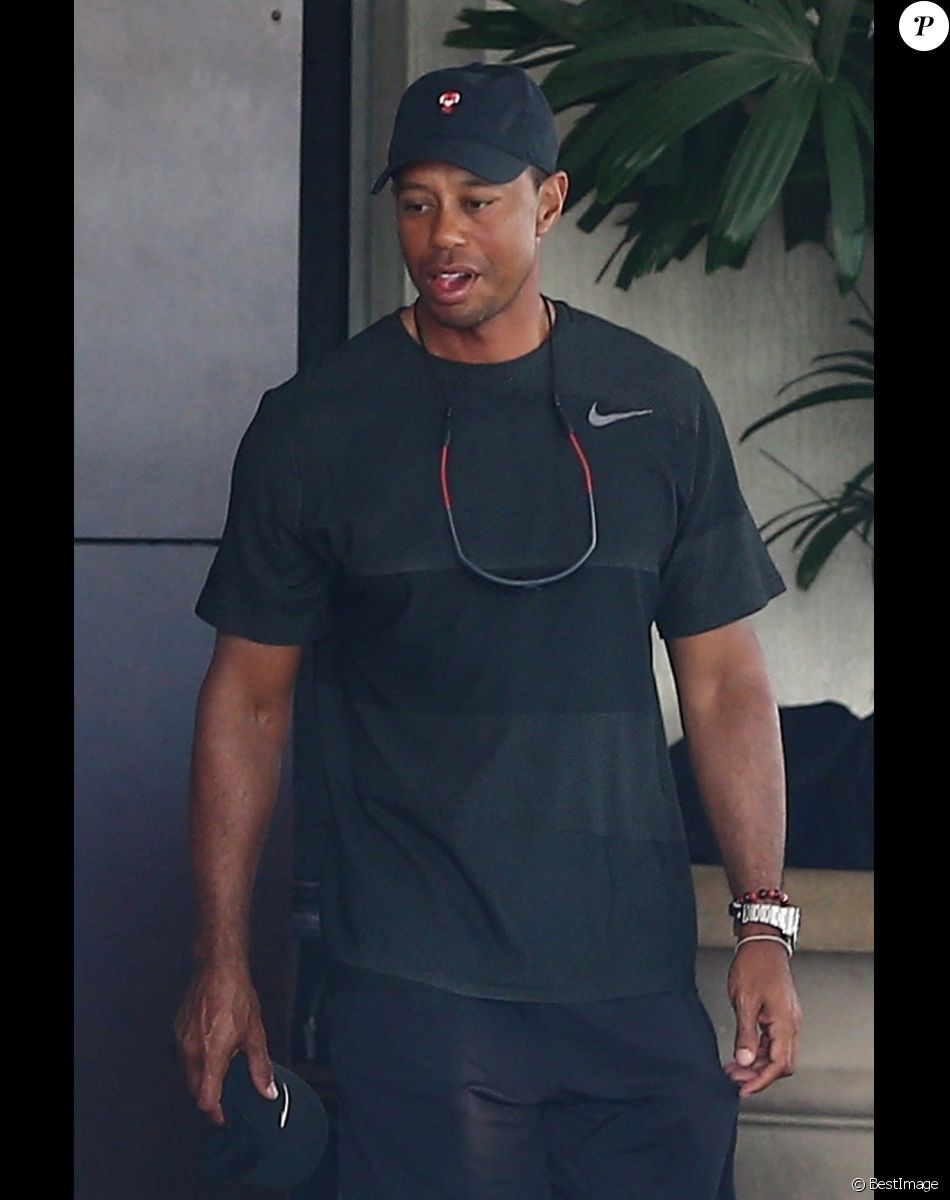 Tiger Woods sort d'une école de golf accompagné d'un garde d'une corps à Jupiter dans le comté de Palm Beach en Floride. Tiger a remporté son 15ème titre d'un Grand Chelem à Augusta dimanche dernier. Le 16 avril 2019