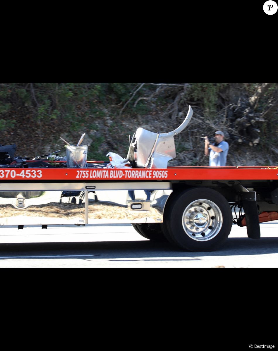 Illustration de la voiture SUV de Tiger Woods après l'accident - Tiger Woods victime d'un accident de voiture : le golfeur hospitalisé.