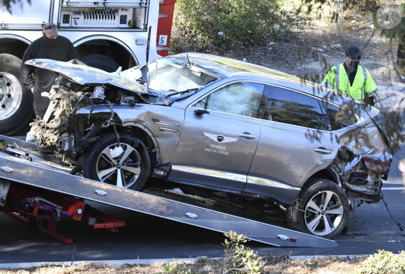 Illustration de la voiture SUV de Tiger Woods après l'accident - Tiger Woods victime d'un accident de voiture : le golfeur hospitalisé.