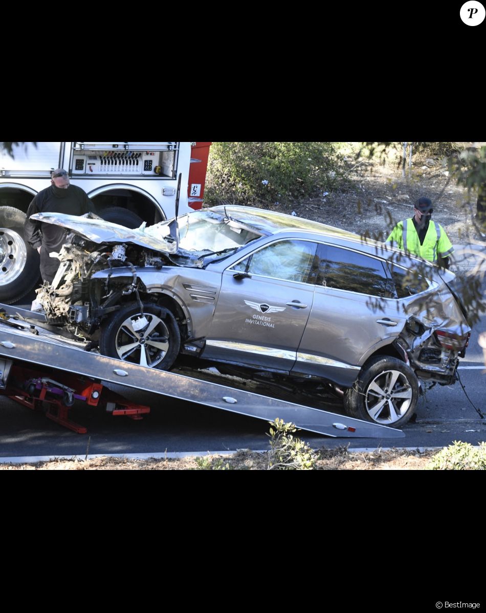 Illustration de la voiture SUV de Tiger Woods après l'accident - Tiger Woods victime d'un accident de voiture : le golfeur hospitalisé.