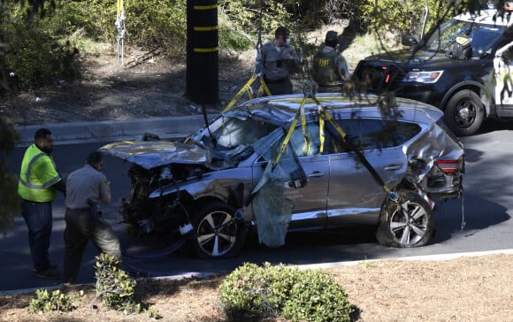 Tiger Woods victime d'un accident de voiture : le golfeur hospitalisé. Tiger Woods a été victime d'un grave accident de voiture à Los Angeles. Le sportif a été hospitalisé, après avoir été sorti de son véhicule par les pompiers.