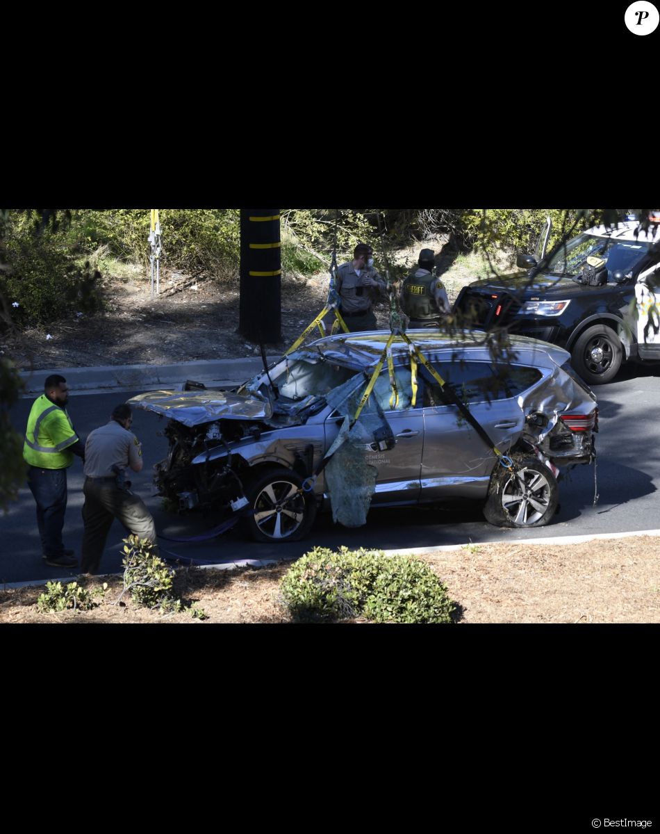 Tiger Woods victime d'un accident de voiture : le golfeur hospitalisé. Tiger Woods a été victime d'un grave accident de voiture à Los Angeles. Le sportif a été hospitalisé, après avoir été sorti de son véhicule par les pompiers.