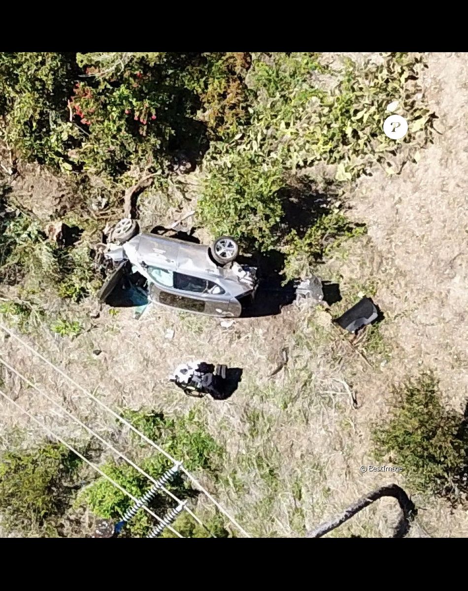 Illustration de la voiture SUV de Tiger Woods après l'accident - Tiger Woods victime d'un accident de voiture : le golfeur hospitalisé.