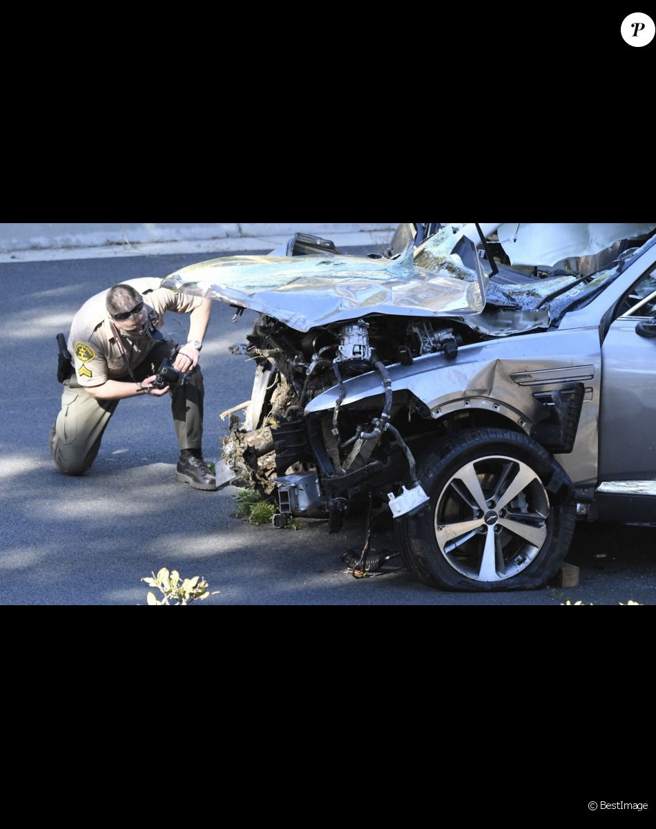 Illustration de la voiture SUV de Tiger Woods après l'accident
