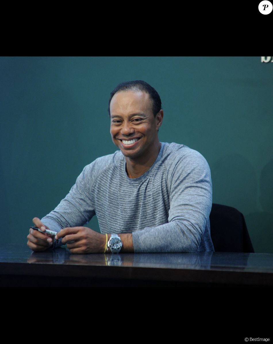 Tiger Woods lors d'une séance de dédicaces pour son livre ''The 1997 Masters: My Story'' à New York, le 20 mars 2017.