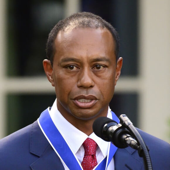 Tiger Woods reçoit la médaille présidentielle de la liberté au au Rose Garden de la Maison Blanche à Washington, DC le 6 mai 2019.