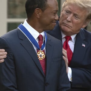 Le président des États-Unis, Donald J. Trump fait une déclaration alors qu'il remet la médaille présidentielle de la liberté au golfeur professionnel Tiger Woods au Rose Garden de la Maison Blanche à Washington, DC le 6 mai 2019.