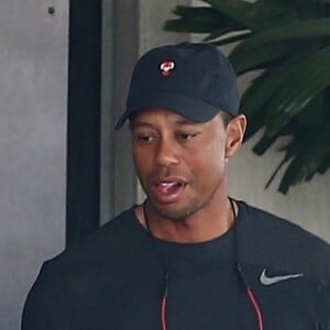 Tiger Woods sort d'une école de golf accompagné d'un garde d'une corps à Jupiter dans le comté de Palm Beach en Floride. Tiger a remporté son 15ème titre d'une Grand Chelem à Augusta dimanche dernier. Le 16 avril 2019 