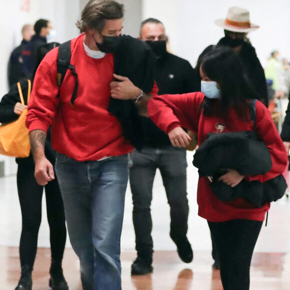 Exclusif - Laeticia Hallyday, ses filles Jade et Joy et son compagnon Jalil Lespert arrivent à Paris en provenance de Saint-Barthélemy, le 19 décembre 2020.
