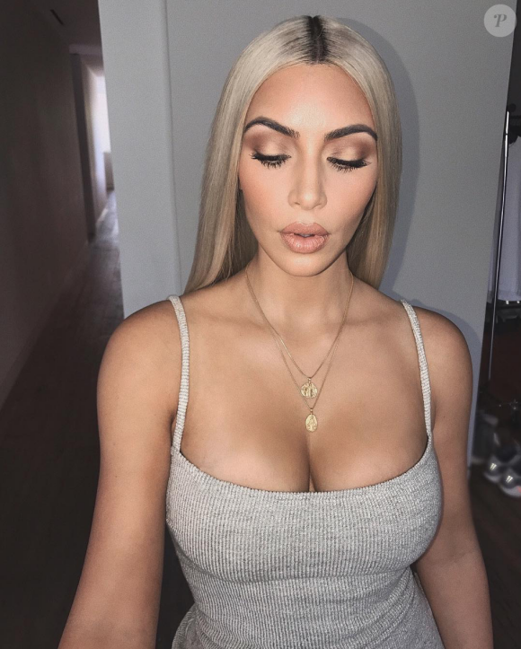 Kim Kardashian porte deux colliers Yeezy en 2017.