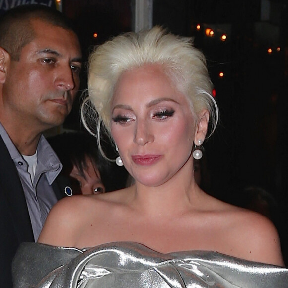 Lady Gaga et sa mère Cynthia Germanotta sont allées dîner dans le restaurant d'une amie d'enfance, "The Pomeroy", dans le quartier d'Astoria dans le Queens à New York, le 6 octobre 2015. Lady Gaga s'est assise par terre avec des amis, puis a carressé des chiens! La chanteuse a changé de tenue entre son entrée et sa sortie du restaurant.  Lady Gaga and her mother Cynthia Germanotta having dinner at "The Pomeroy" restaurant (a childhood friend's restaurant) in New York, on October 6th 2015. The singer sits on the street and pet some dogs! 